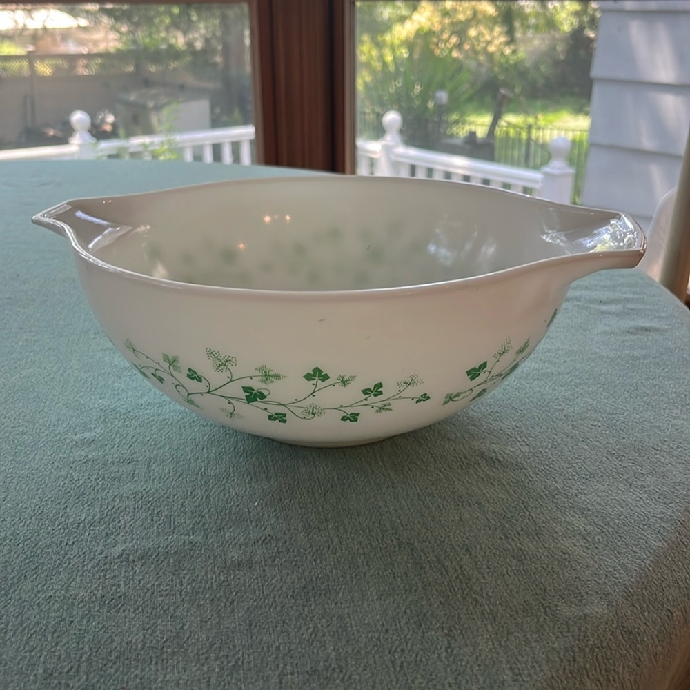 1964 Vintage Promotional Pyrex  Ivy 1 1/2 PT Cinderella Dip Mixing Bowl #441